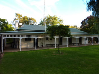 Lake Victoria Station Lodge - Accommodation Ballina 0