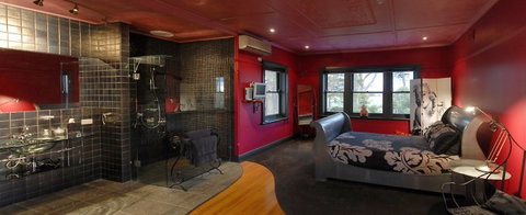Oakdene Vineyards Guesthouse - Accommodation Ballina 0
