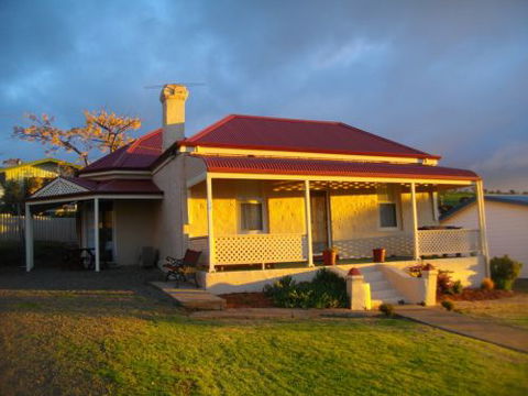 Charlie Bates Cottage - Accommodation Ballina 0