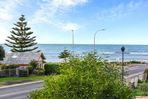 Ariadne - A Hop Skip And A Jump To The Beach With Sea Views - Accommodation Ballina 0