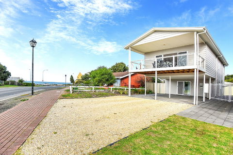 Ariadne - A Hop Skip And A Jump To The Beach With Sea Views - Accommodation Ballina 9