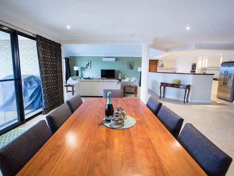 Canal Elegance In Yunderup - Accommodation Ballina 1