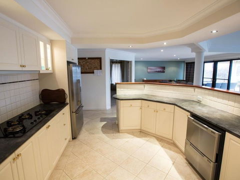 Canal Elegance In Yunderup - Accommodation Ballina 2