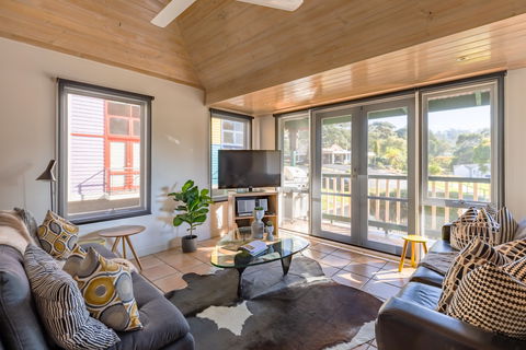Dlux + Escape @ Lorne - Accommodation Ballina 0