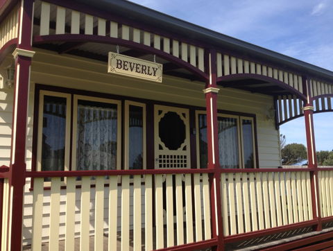 Belfast Cottages - Accommodation Ballina 4