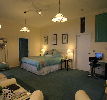 Pratically Lakeside B & B - Accommodation Ballina 1