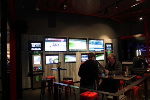 The Sporting Globe Bar & Grill - Accommodation Ballina 2