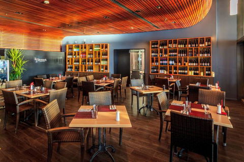 Dundee’s Restaurant On The Waterfront - Accommodation Ballina 2