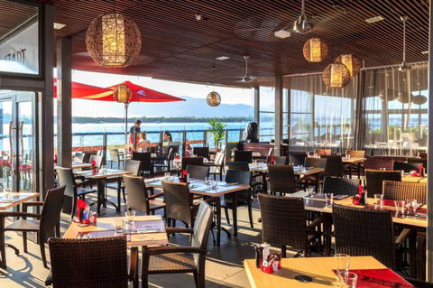 Dundee’s Restaurant On The Waterfront - Accommodation Ballina 3