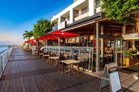 Dundee’s Restaurant On The Waterfront - Accommodation Ballina 4
