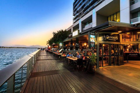 Dundee’s Restaurant On The Waterfront - Accommodation Ballina 7