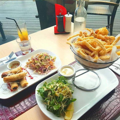 Dundee’s Restaurant On The Waterfront - Accommodation Ballina 8