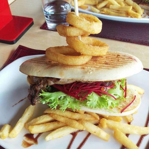 Dundee’s Restaurant On The Waterfront - Accommodation Ballina 9