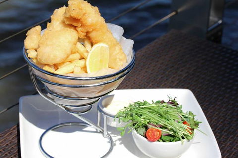 Dundee’s Restaurant On The Waterfront - Accommodation Ballina 10
