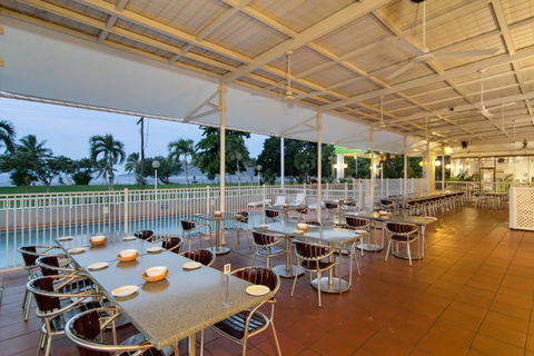 Charlie’s Seafood Buffet - Accommodation Ballina 2