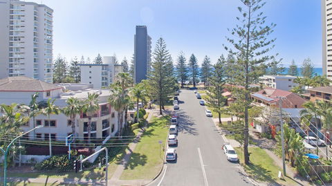 Burleigh On The Beach Holiday Apartments - Accommodation Ballina 0