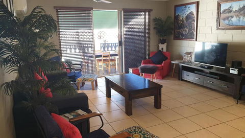 A City Retreat 2BR Apartment Reid Park Townsville - Accommodation Ballina 5