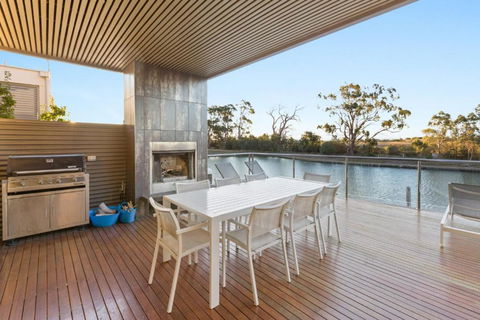 Gippsland Lakehouse A Canal Frontage - Accommodation Ballina 2