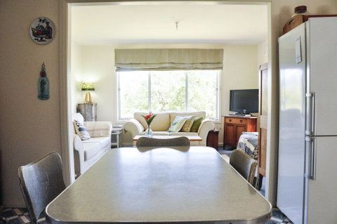 FALMOUTH Seadrift Cottage - Accommodation Ballina 1
