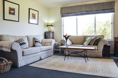 FALMOUTH Seadrift Cottage - Accommodation Ballina 0