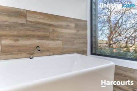 The WeareHouse In Deloraine - Accommodation Ballina 6