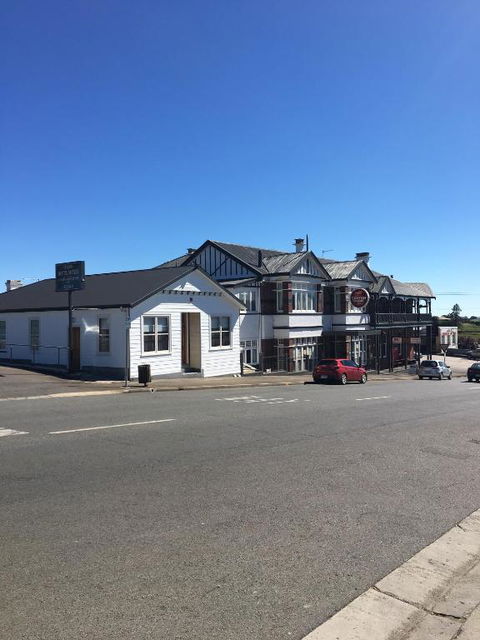 Lords Hotel - Accommodation Ballina 1