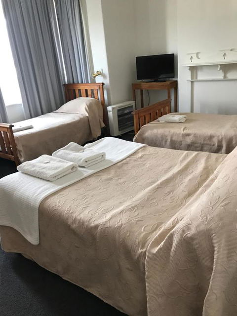 Lords Hotel - Accommodation Ballina 0