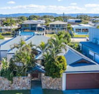 Maureen Waterfront Beach House - Accommodation Ballina