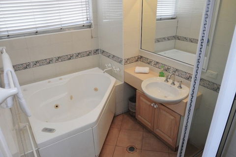 Anglesea Beachfront Court Holiday Units - Accommodation Ballina 2