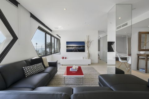 ELAINE, 2BDR St.Kilda Apartment - Accommodation Ballina 1