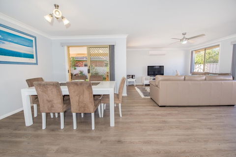 Pebble Pde 1 / 14 Fingal Bay - Accommodation Ballina 3