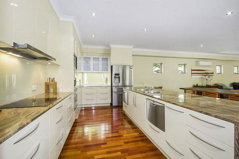 ANGOURIE HOUSE SALT VILLAGE - Accommodation Ballina 2