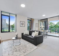 HomeHotel Walking Distance to Train  Westfield - Accommodation Ballina