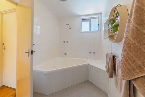 Inverloch Beach HUT Close TO Beach & Shops! - Accommodation Ballina 2