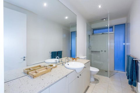 STYLISH HOLIDAY HOME OPPOSITE SURF - Accommodation Ballina 2