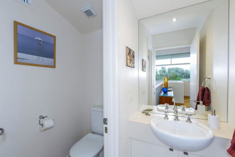 STYLISH HOLIDAY HOME OPPOSITE SURF - Accommodation Ballina 5