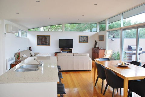 STYLISH HOLIDAY HOME OPPOSITE SURF - Accommodation Ballina 6