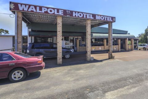 Walpole Hotel Motel - Accommodation Ballina 0