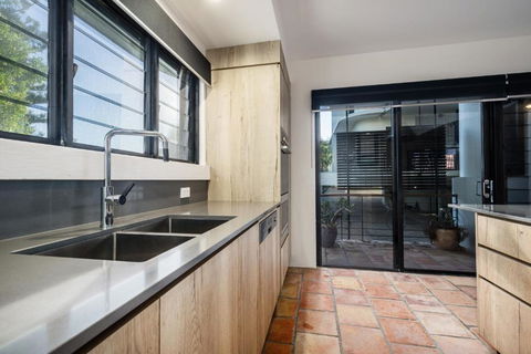 Tuscan Inspired Townhouse Minutes From The Beach - Accommodation Ballina 6