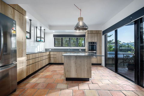 Tuscan Inspired Townhouse Minutes From The Beach - Accommodation Ballina 2
