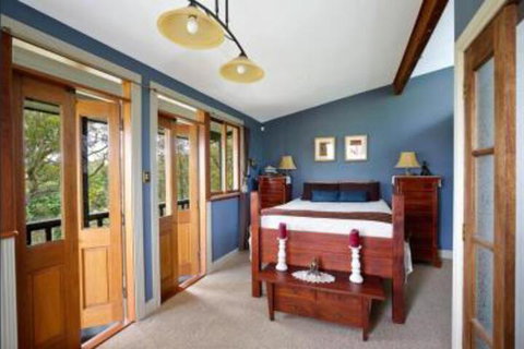 The Black Cockatoo Secret Garden Mountains Home - Accommodation Ballina 2