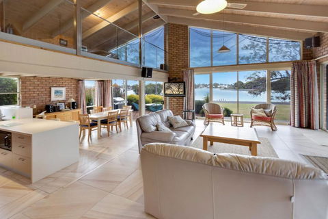 Getaway Waterfront Island Living - Accommodation Ballina 6