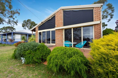 Getaway Waterfront Island Living - Accommodation Ballina 3