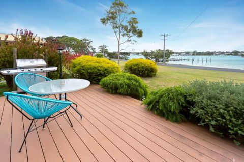 Getaway Waterfront Island Living - Accommodation Ballina 2