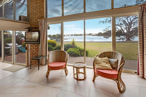 Getaway Waterfront Island Living - Accommodation Ballina 1