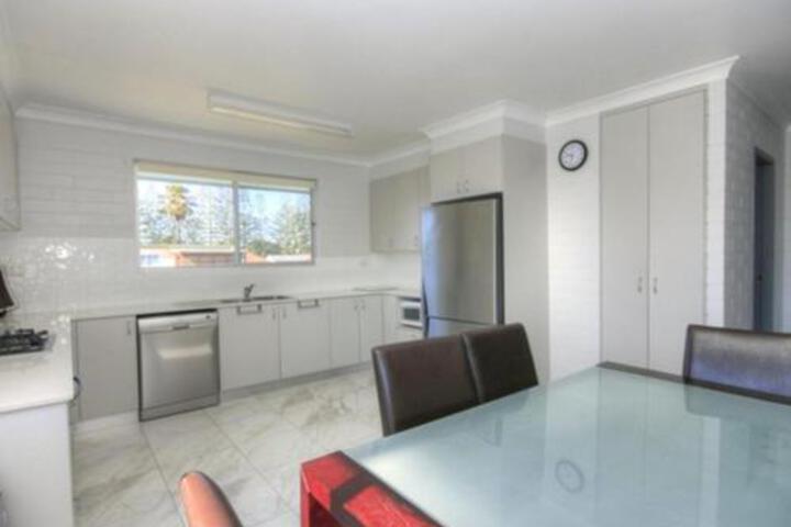 Booti Booti NSW Accommodation Ballina