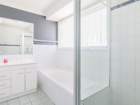 1 / 54 Parkes Airconditioned - Accommodation Ballina 4