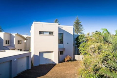 Ocean Waves - Accommodation Ballina 0