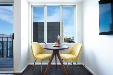 Oliver Stylish City Views Near Graffiti Laneways - Accommodation Ballina 4