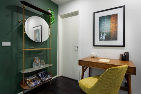 Oliver Stylish City Views Near Graffiti Laneways - Accommodation Ballina 2